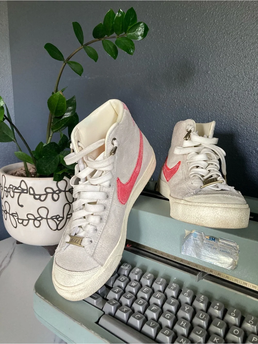 Nike suede High-Top Sneakers in Off-White with Pink/red Swoosh